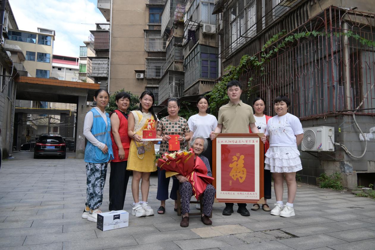 古梁巷社区：登门为百岁老人贺寿 温情暖流浸润夕阳红