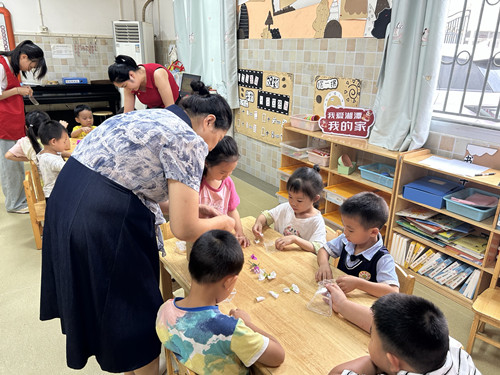 烟竹社区：开展“一叶知秋 童探自然”手工书签活动