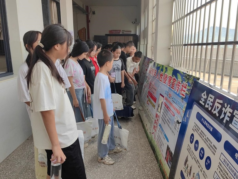鹤岭镇：开展“开学季”法治宣传 全力护航平安校园建设