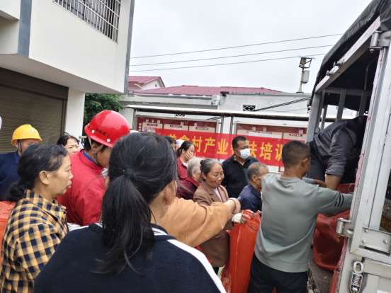 姜畲村：鸡苗送上门 产业帮扶暖人心