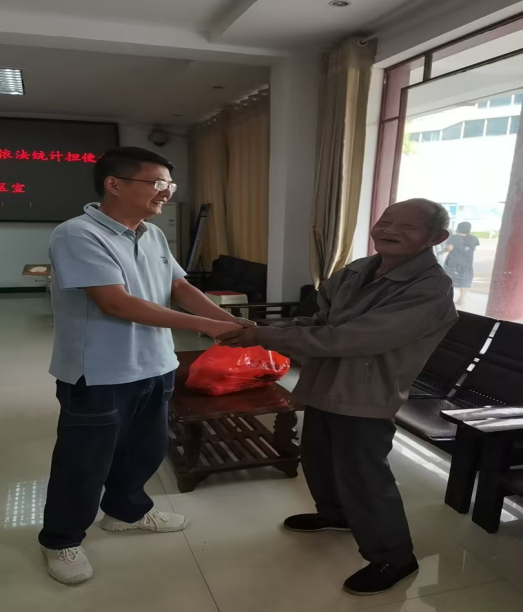 云塘街道公园社区：万元现金遗落街头，社区工作者拾金不昧显风尚