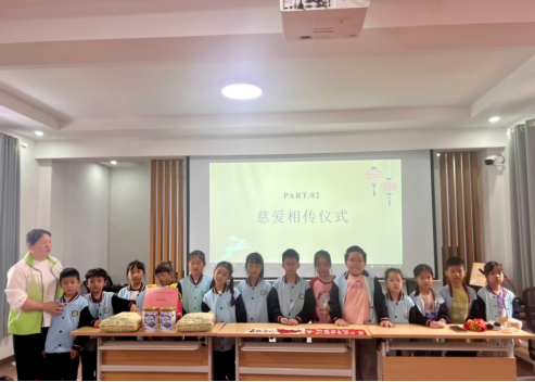 广场街道亲子家庭巧手做月饼慰问社区老人