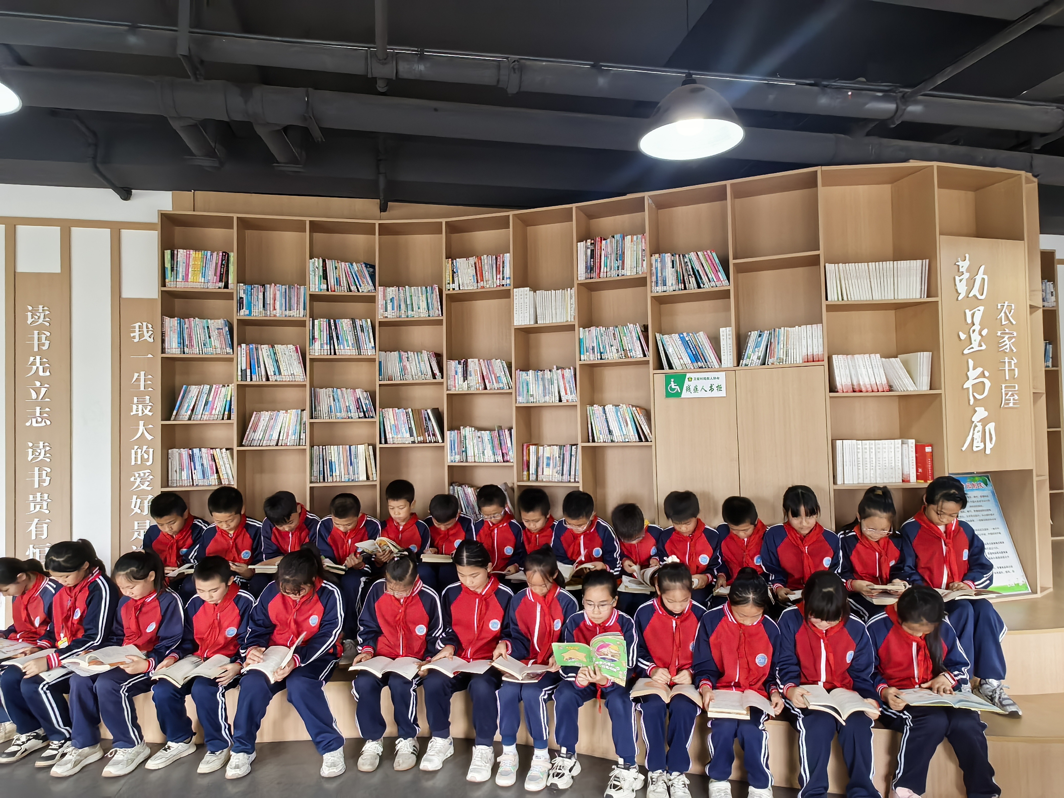 卫星村与长城中学联合开展农家书屋全民阅读活动