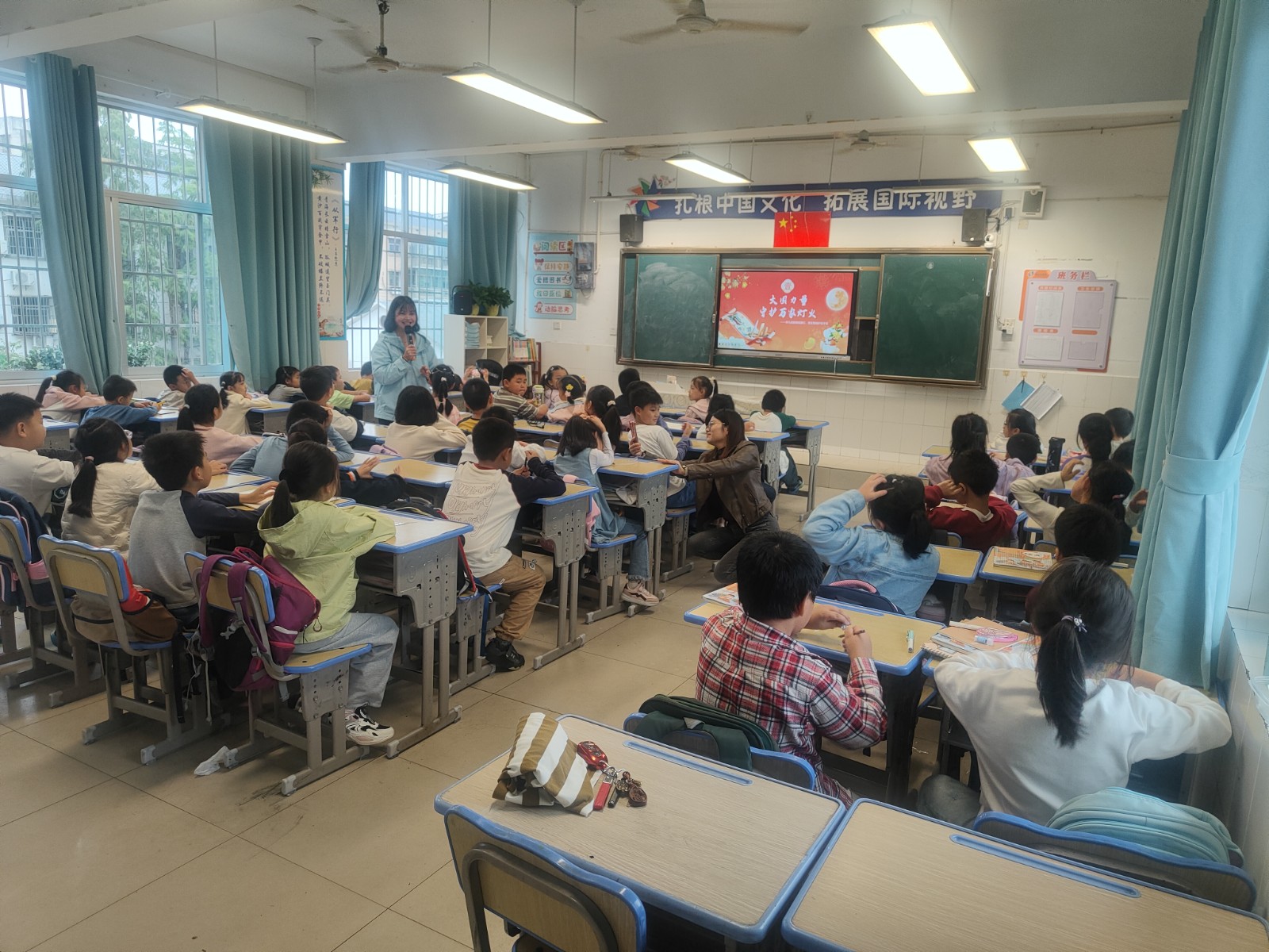 风车坪学校开展“家园共此时 童心送华章”双节主题教育活动