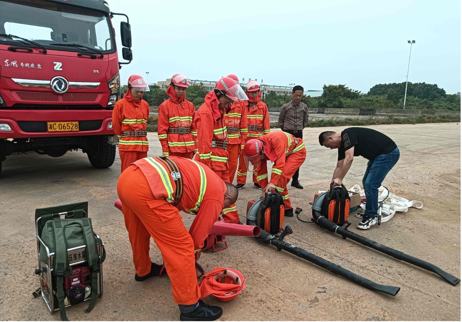 和平街道开展节前森林防火应急演练