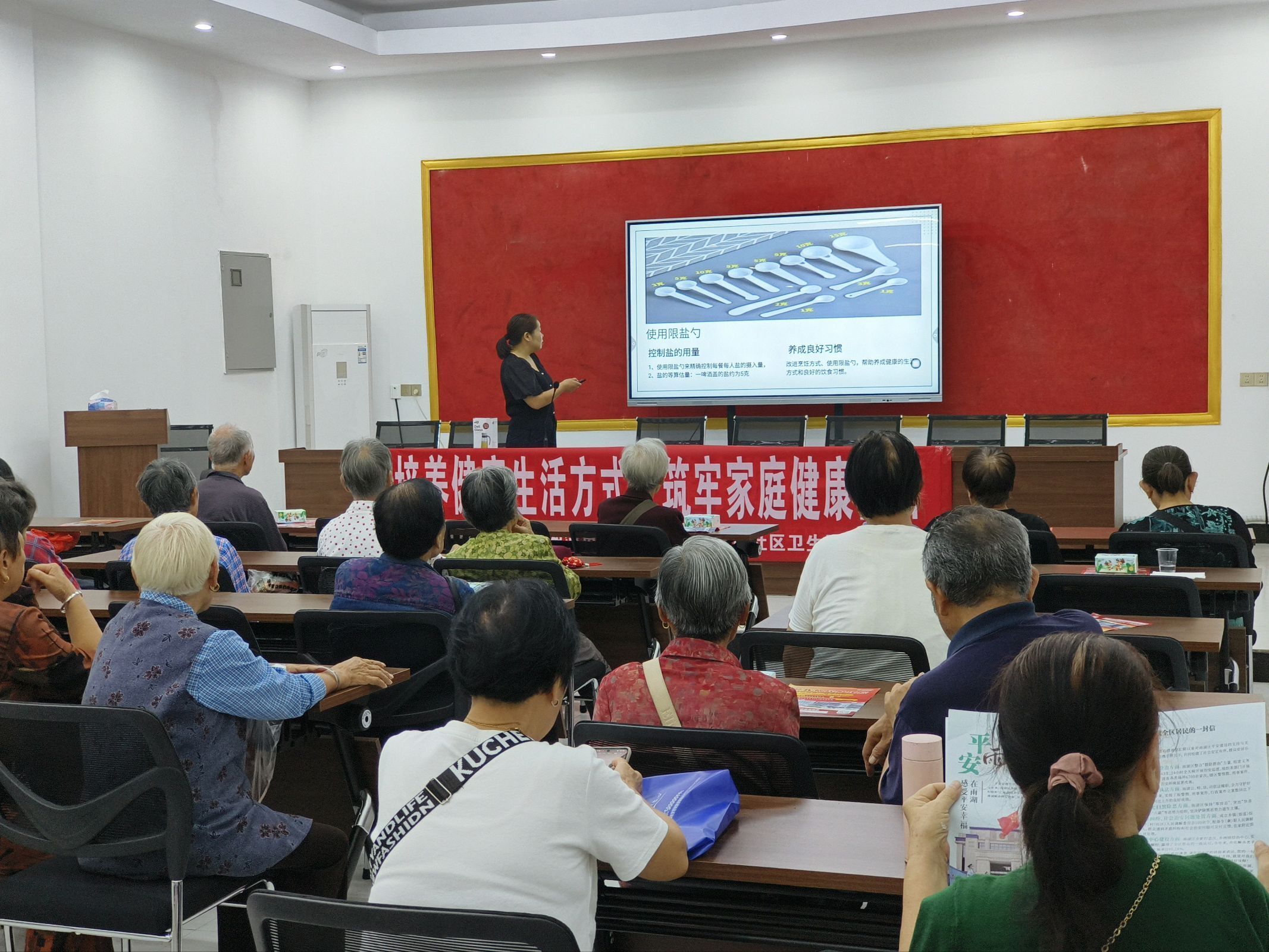 万楼街道社区卫生服务中心：迎中秋·庆国庆，“减盐减油”健康服务进社区