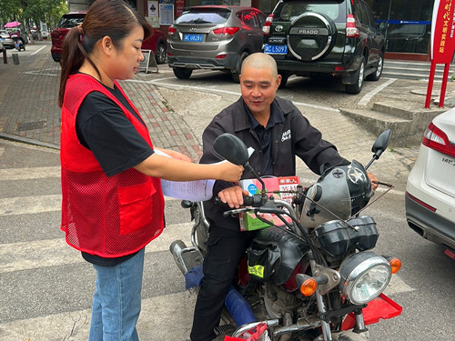 广园社区开展道路交通安全劝导