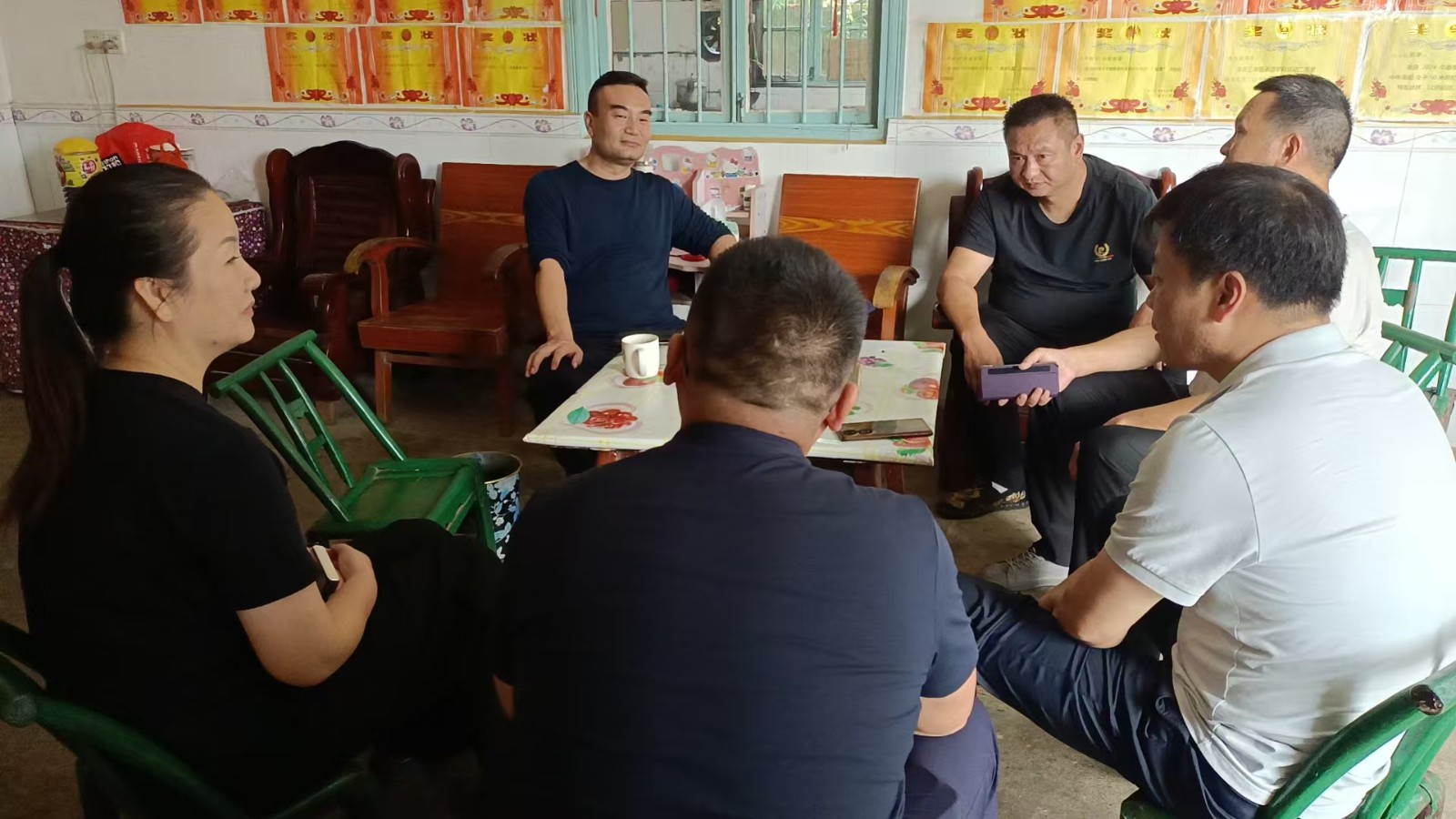 鹤岭镇鲁班弟子家居联合党支部：首个主题党日献爱心，情暖困境学子