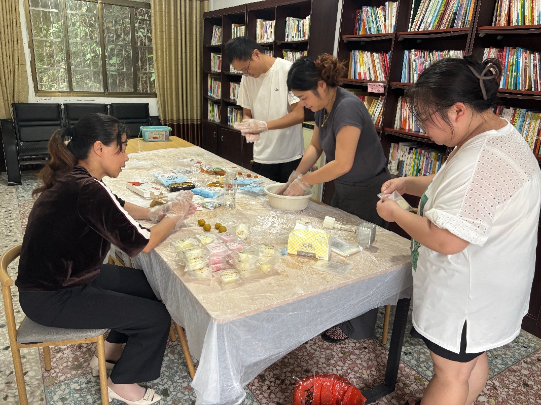 棋盘村：“情暖中秋·爱驻邻里”手工月饼制作暨慰问活动温暖举行