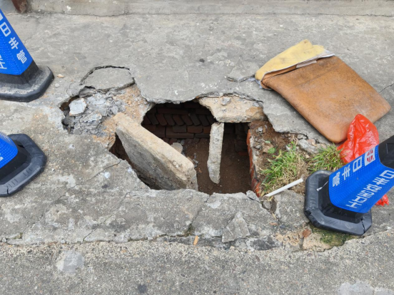 解民忧办实事！双节前，万新社区联合城管局抢修塌陷路面