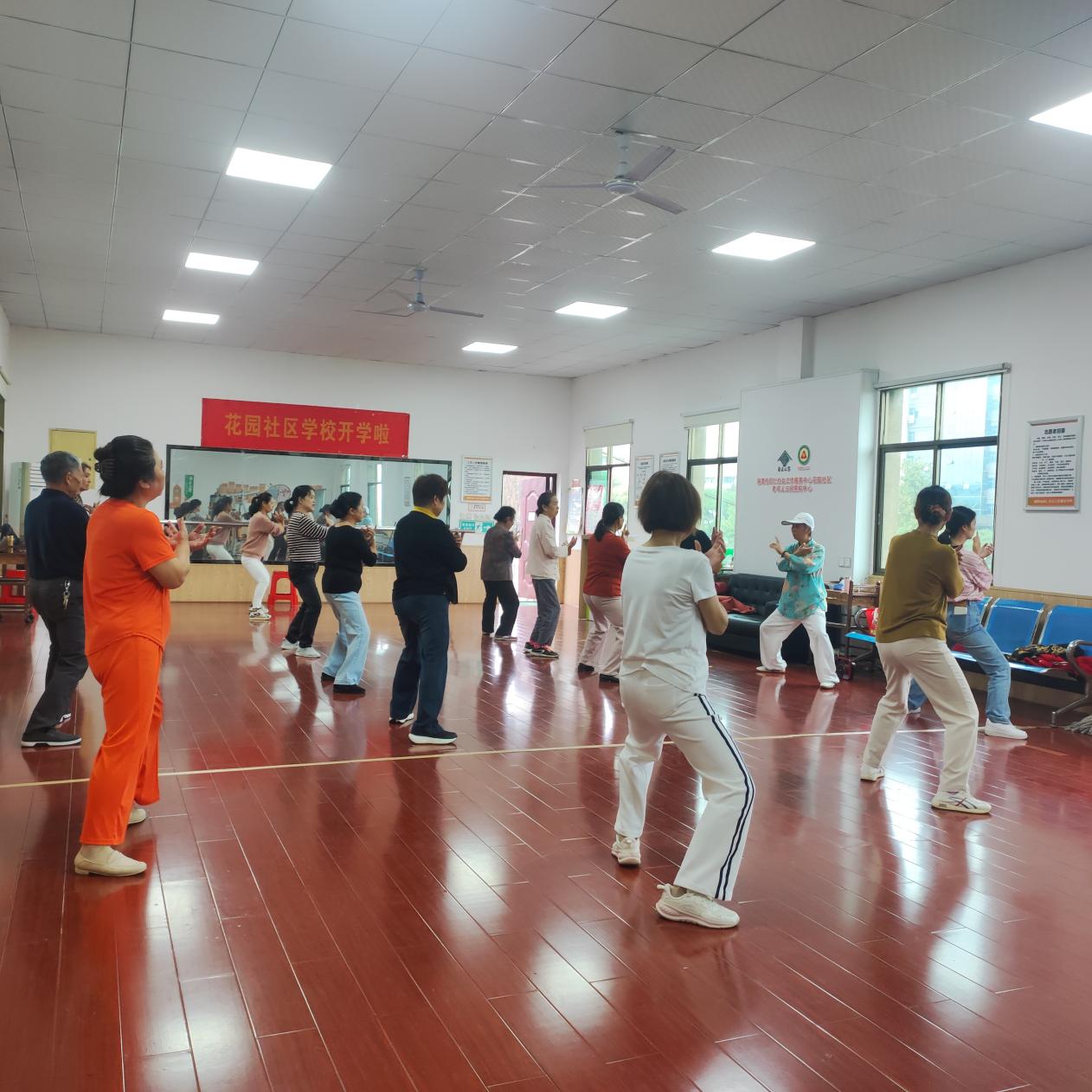 花园社区：八段锦公益课开课 老年学员乐享“慢养生”