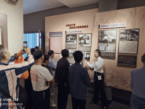 市、区老年书画家协会送艺联映村助力乡村振兴