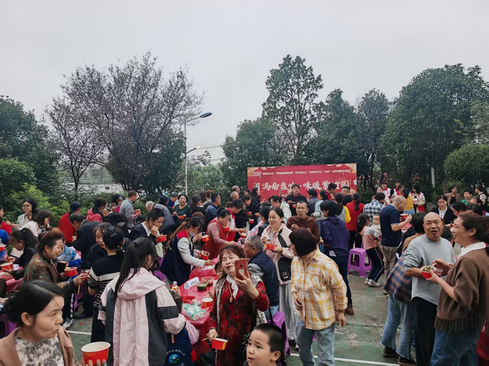 南盘岭社区：双区共赴百家宴，中秋邻里话团圆