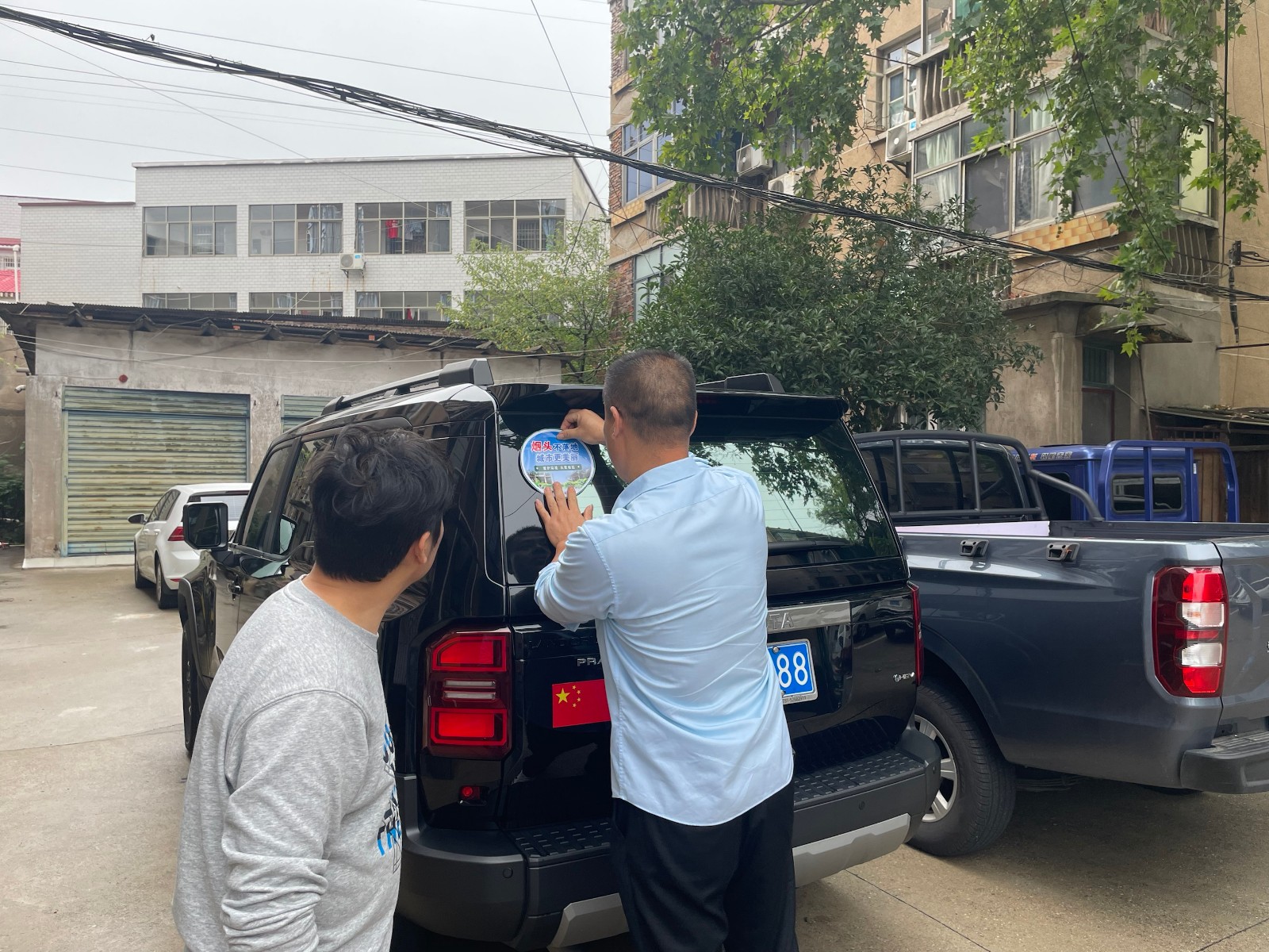 拒绝车窗抛物  区环卫服务中心开展粘贴公益车贴活动