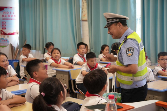 文明交通  交警“童”行 ——湘潭市交警支队走进风车坪学校开展交通安全宣讲活动