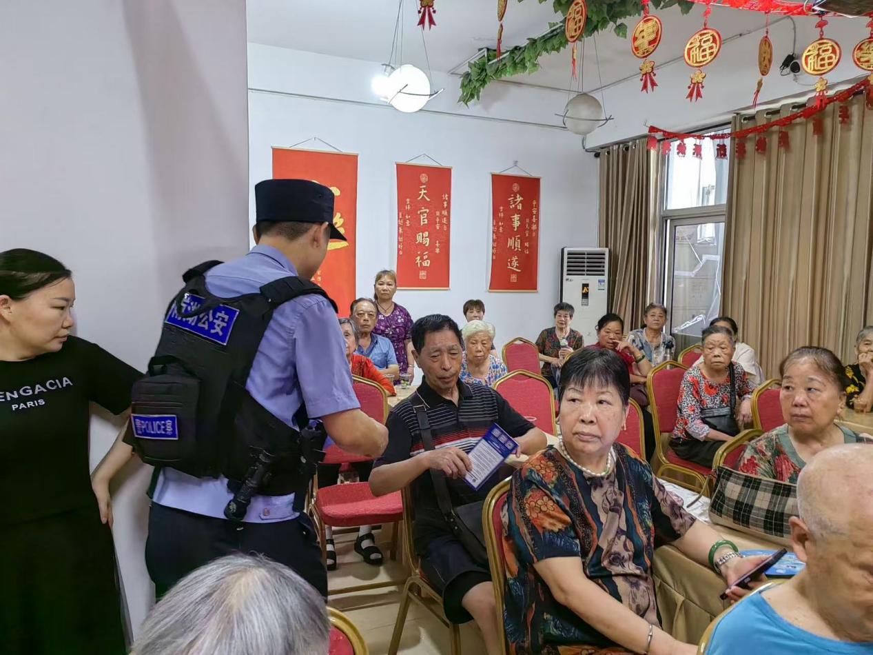 【平安雨湖】车站路社区：捂紧“钱袋子”——警社联合开展防范电信网络诈骗宣传活动