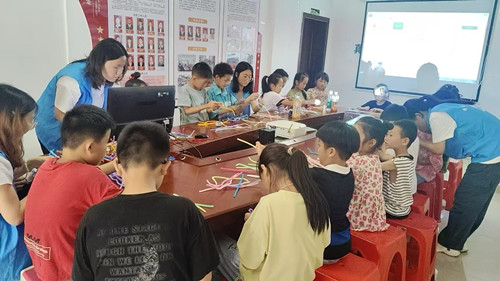 砂子岭社区：开展“以物载爱 乐享成长”亲子主题活动