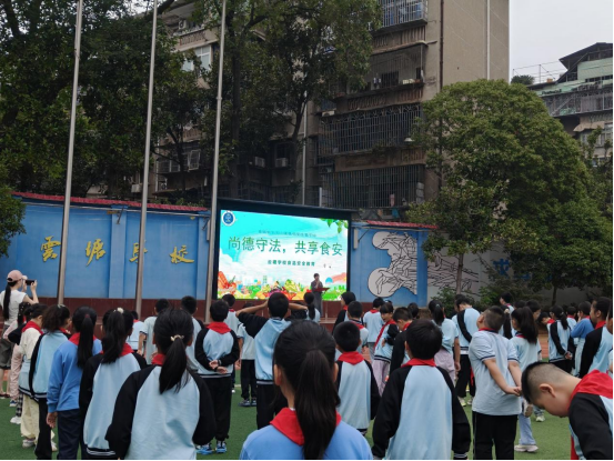 万新社区携手云塘学校：升旗仪式话安全，共筑学生饮食“防护墙”