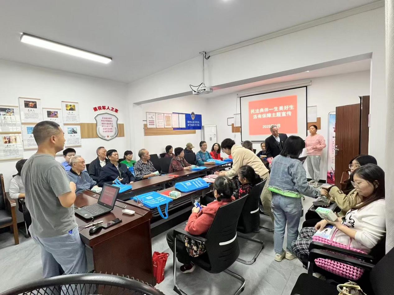 车站路社区开展以“民法典伴一生 美好生活有保障” 为主题的宣传活动