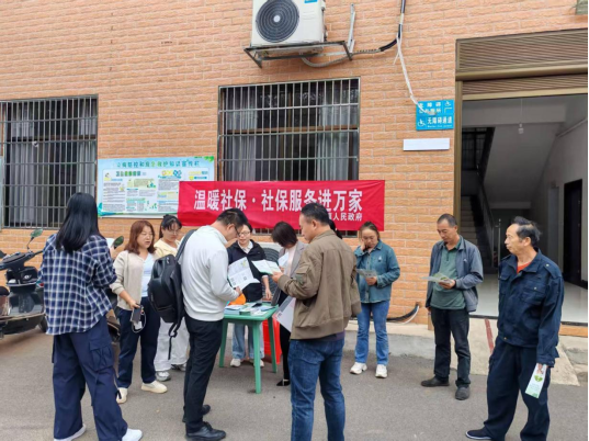 姜畲镇开展“温暖社保·服务进万家”活动 把便民服务送到群众心坎上