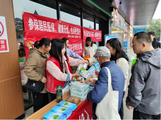 楠竹山镇：开展平安建设集中宣传活动