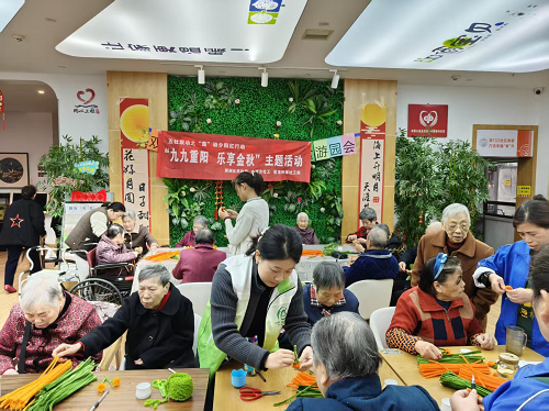 窑湾街道社工站：巧制“金柿”迎重阳，“柿柿如意”暖夕阳