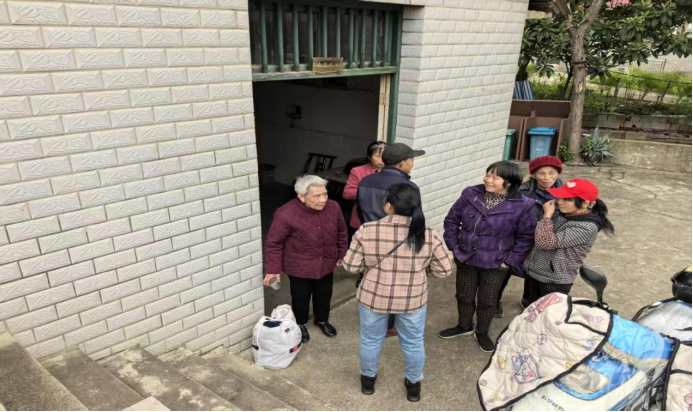 泉塘子村：众人合力，帮助走失老人平安回家