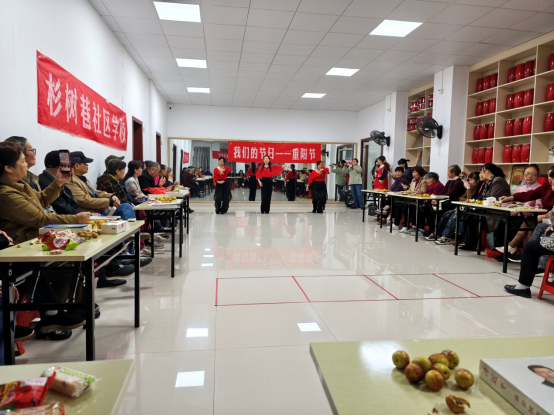 杉树巷社区：游戏笑满重阳日 围坐同食邻里情