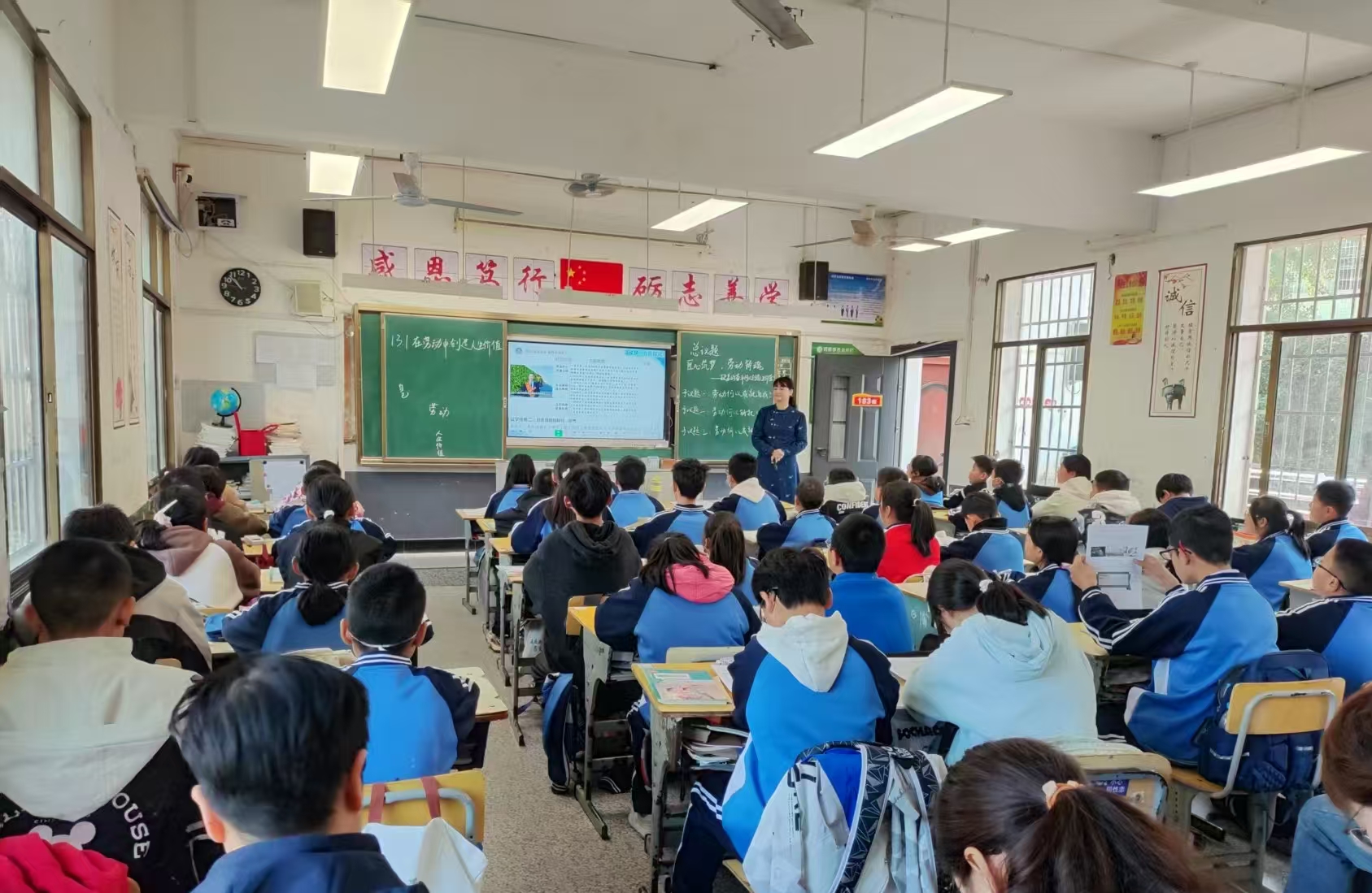 雨湖区中学思政名师工作室“送教送研”活动在仙女中学举行