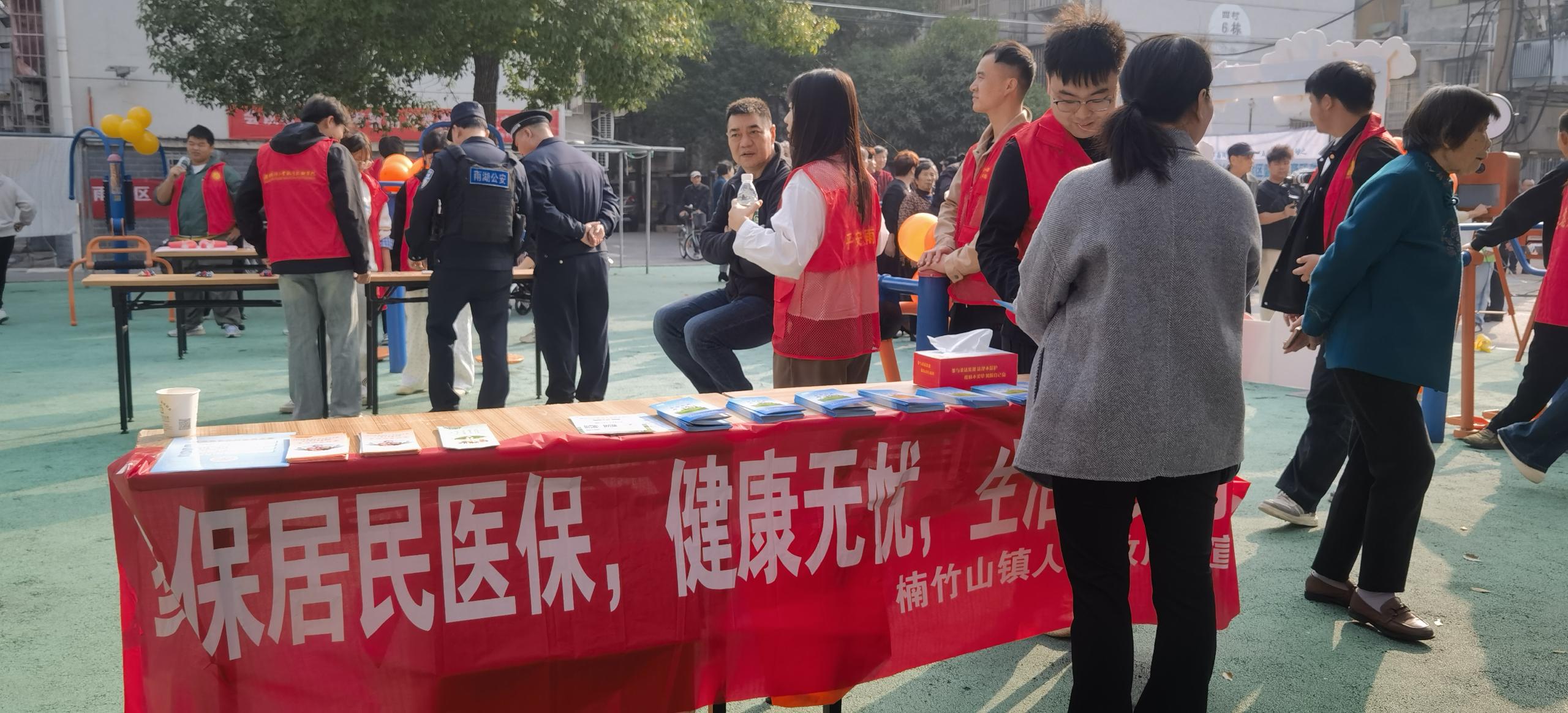 ​楠竹山镇：重阳敬老暖金秋 “两险”宣传进万家