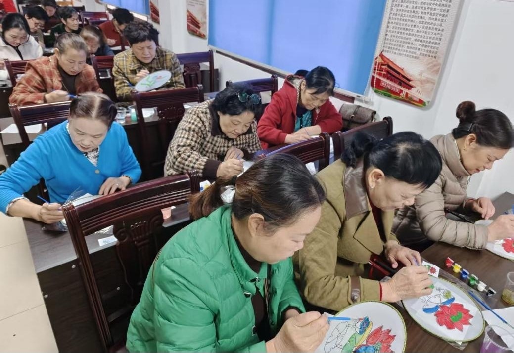 【我爱湘潭我的家】风车坪社区开展重阳节手绘团扇活动