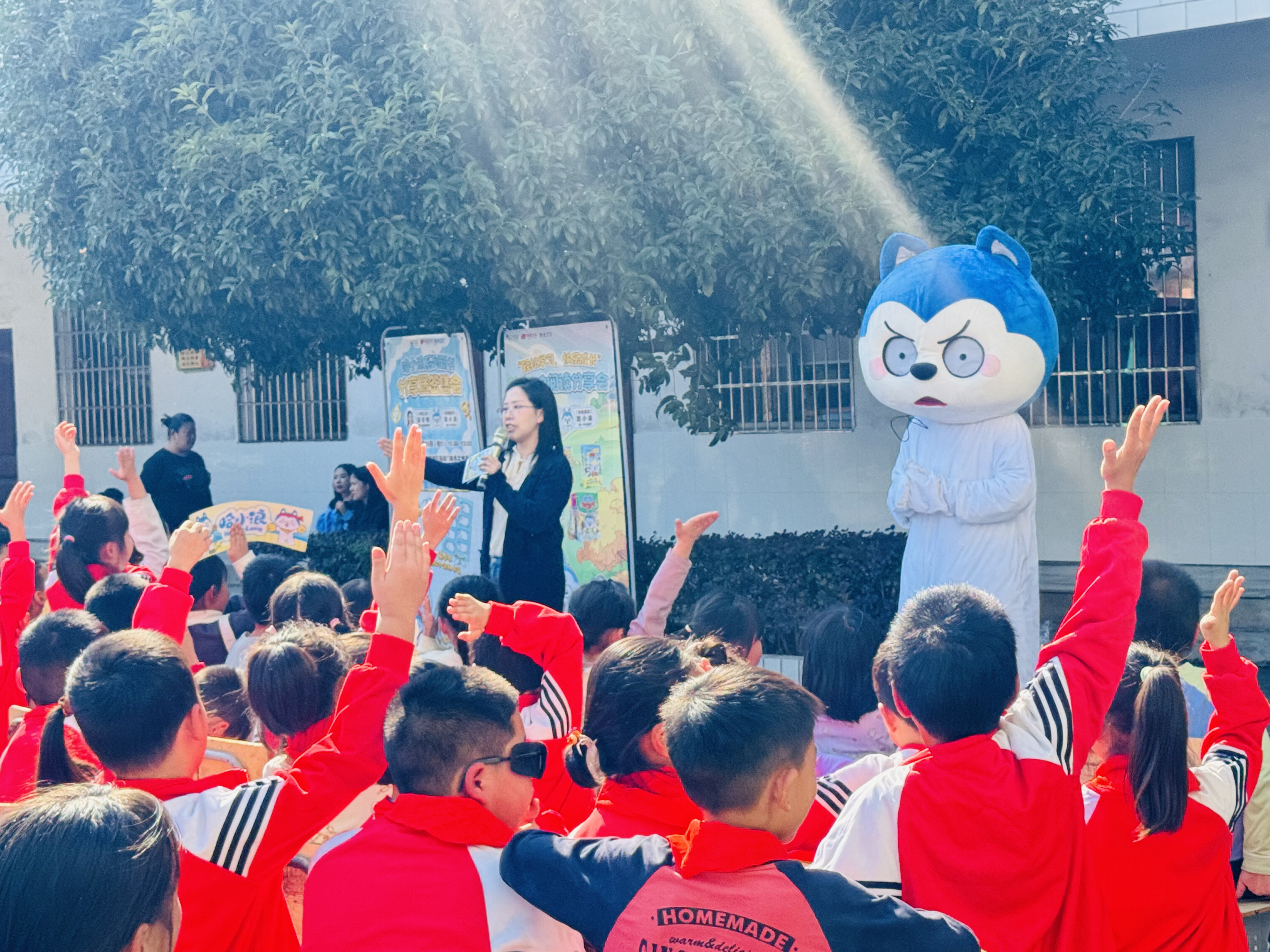 “哈小浪”读书分享会在鹤岭镇立新中心学校举办