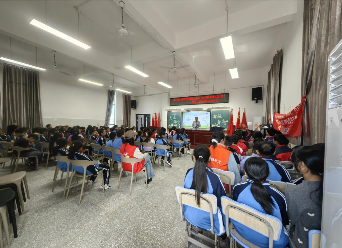 雨湖区妇联：爱心妈妈、暖心姐姐走进农村学校开展普法宣讲