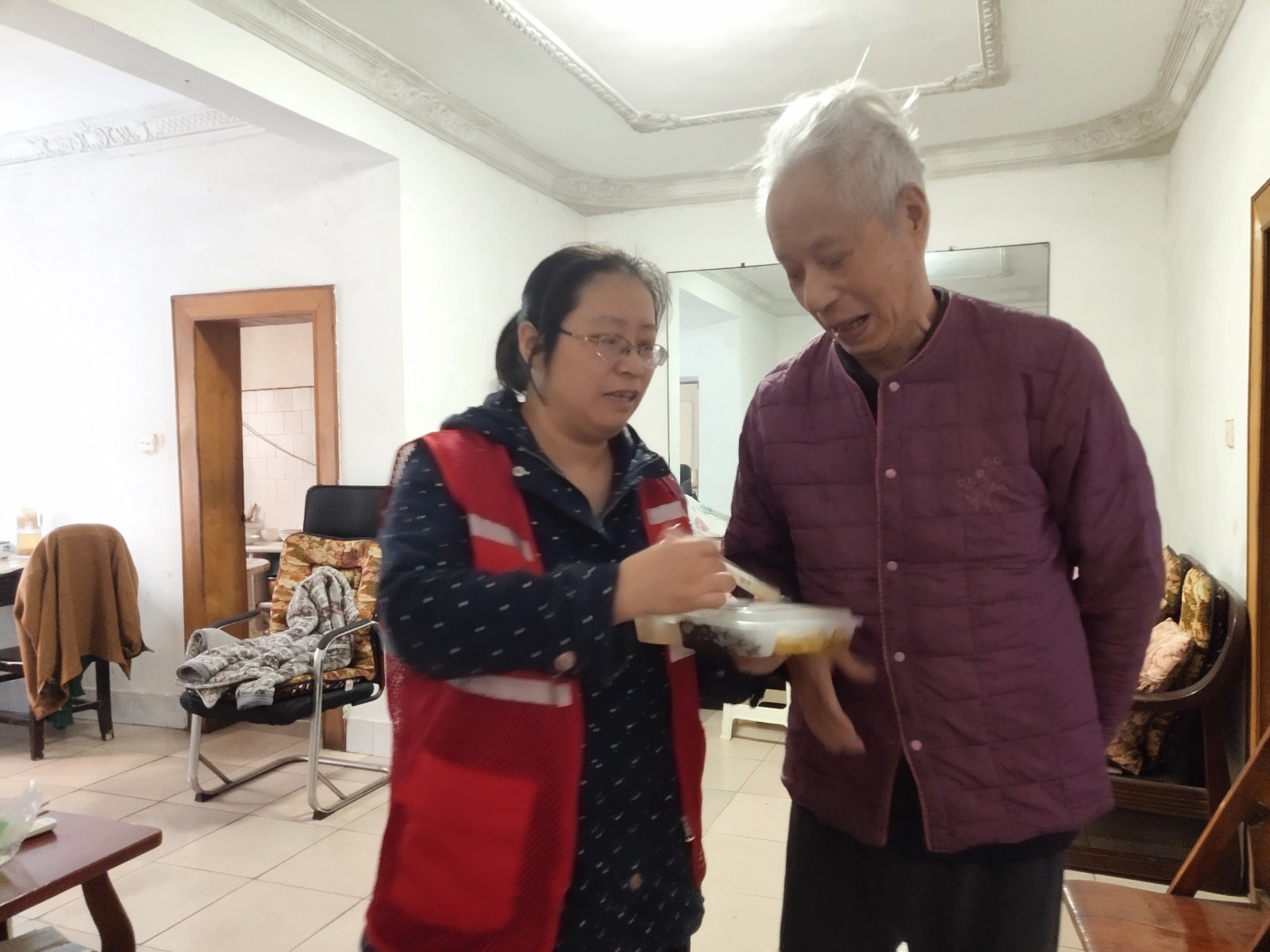 熙春路社区开展爱心送餐志愿服务活动