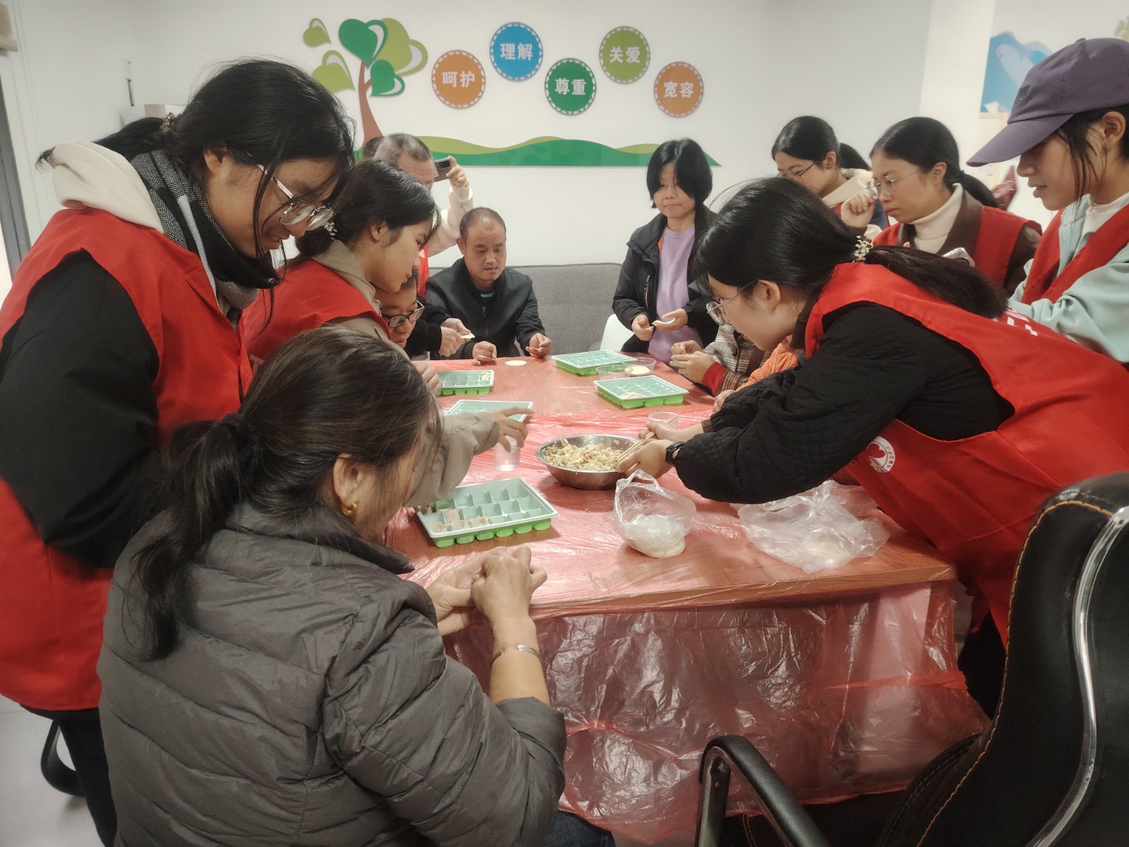 熙春路社区开展“饺香传情暖人心 邻里欢聚绘温情”残疾人志愿服务活动