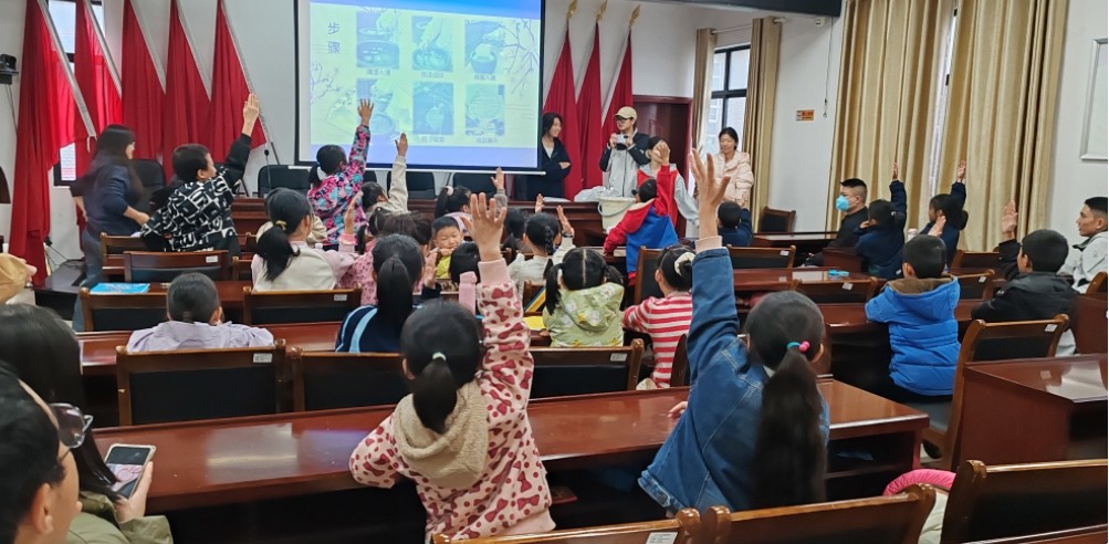 和平街道社工站：非遗漆扇进社区 童趣指尖传文脉