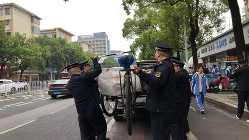 雨湖城管雷霆出击整治校园乱象 商户感恩送锦旗