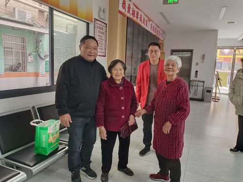 八旬奶奶拾金不昧践行居民公约，善举传遍龙子巷社区