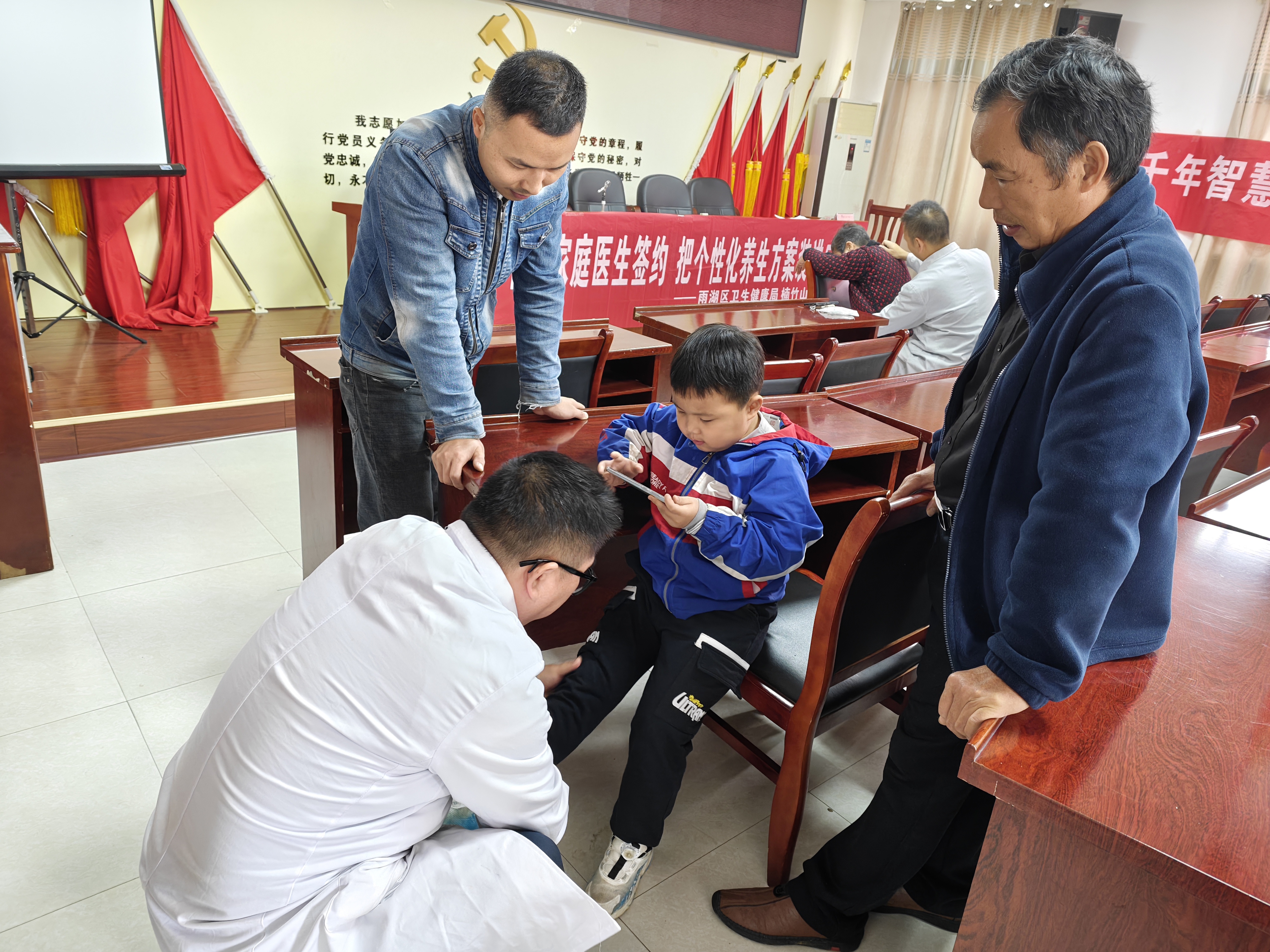 楠竹山镇卫生院：家庭医生团队把“诊室”搬进机关