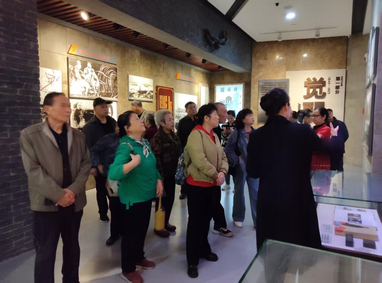 古梁巷社区党支部开展“红色研学铸初心 砥砺奋进建新功”主题学习活动