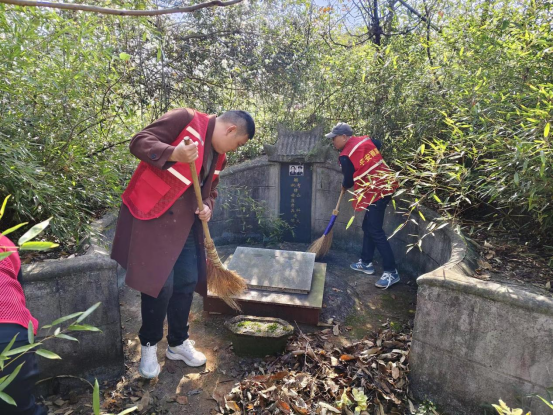 楠竹山镇退役军人服务站组织开展为烈士墓祭扫活动