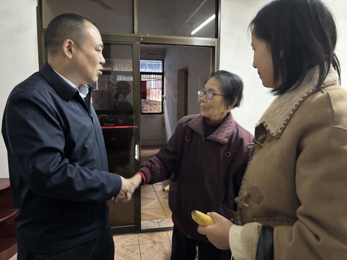 雨湖路街道：情暖老党员 关怀显初心