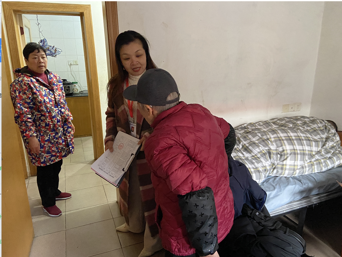 杉树巷社区开展“暖心敲门 平安守护”入户行动