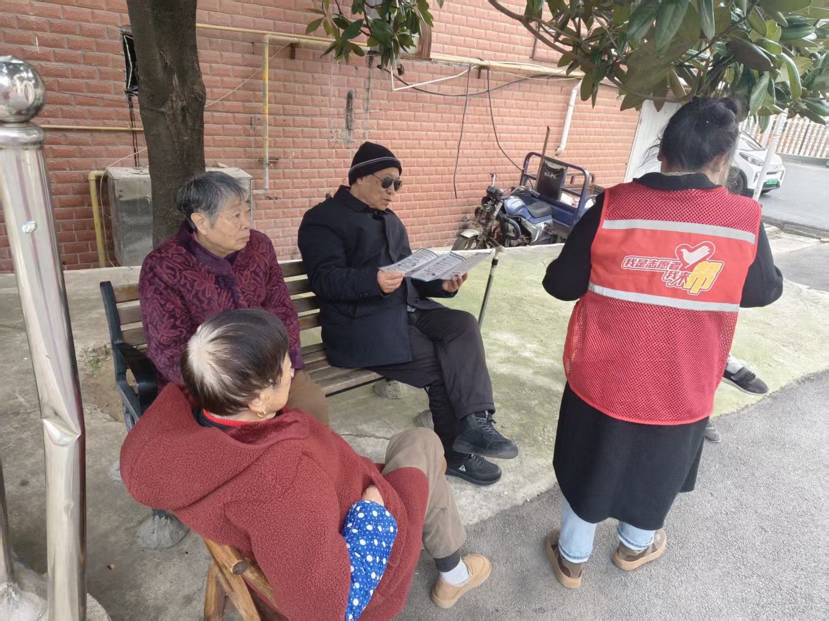 建设社区：“敲门行动”暖人心 安全知识送上门