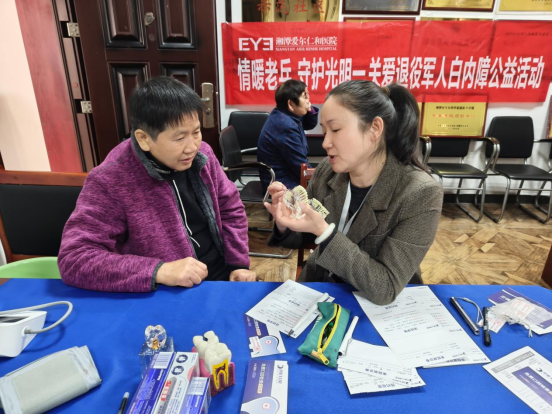 万新社区联动医疗机构开展健康科普暨退役军人关爱活动