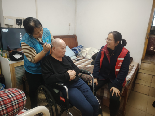 熙春路社区开展爱心义剪进家门志愿服务活动