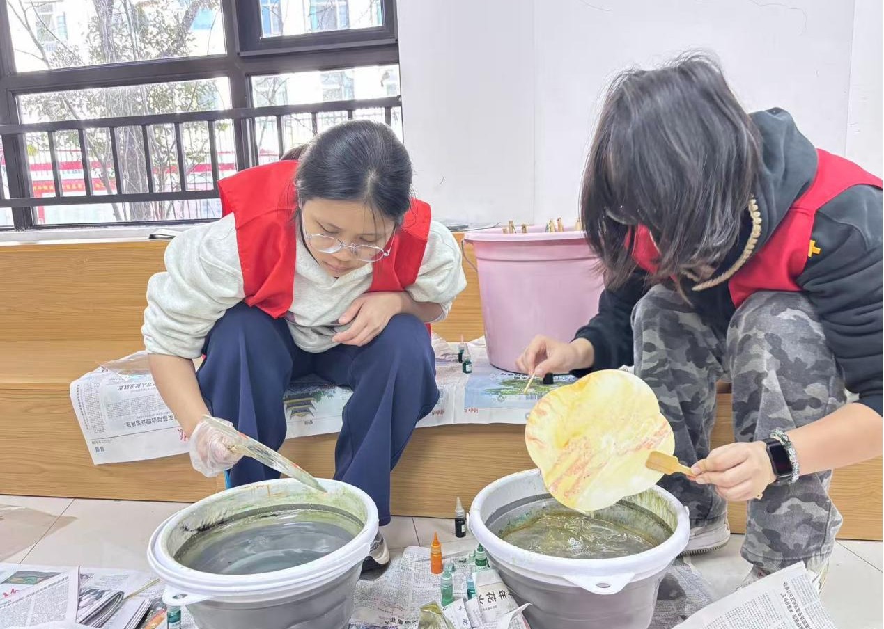 民乐社区开展“巧手绘梦·爱满湘潭”残健携手共筑慈善艺术空间手工活动