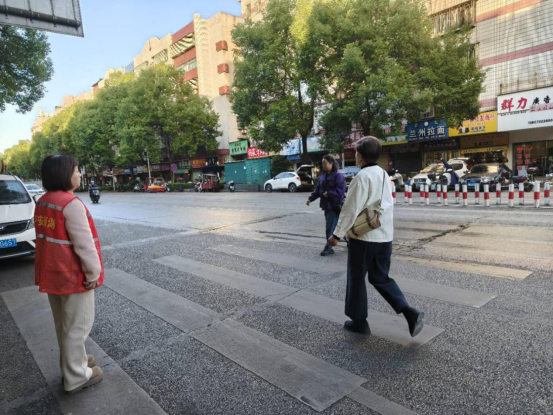 万新社区：党建引领践初心，交通安全护家园