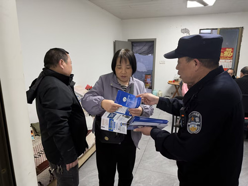 广园社区联合派出所民警“零距离”开展反电诈宣传活动