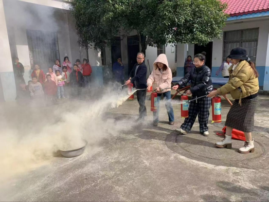 姜畲镇进军学校举行“119消防宣传月”应急疏散演练